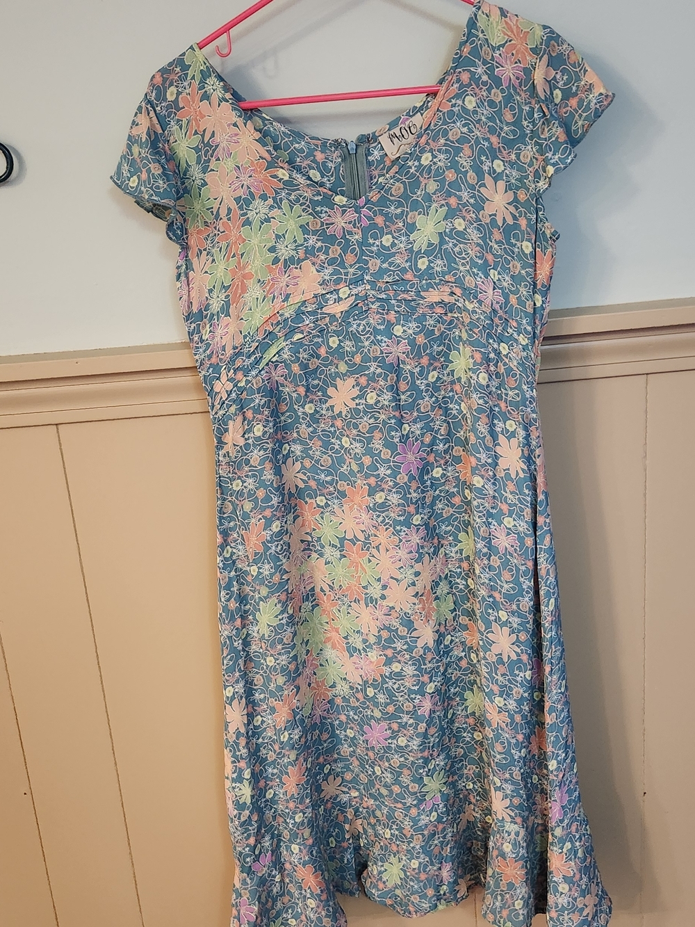 Moe , Feminie Zip Back 100% Rayon Small